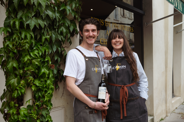 Portrait de Romain et Katell, posant devant la vitrine de leur cave à vins